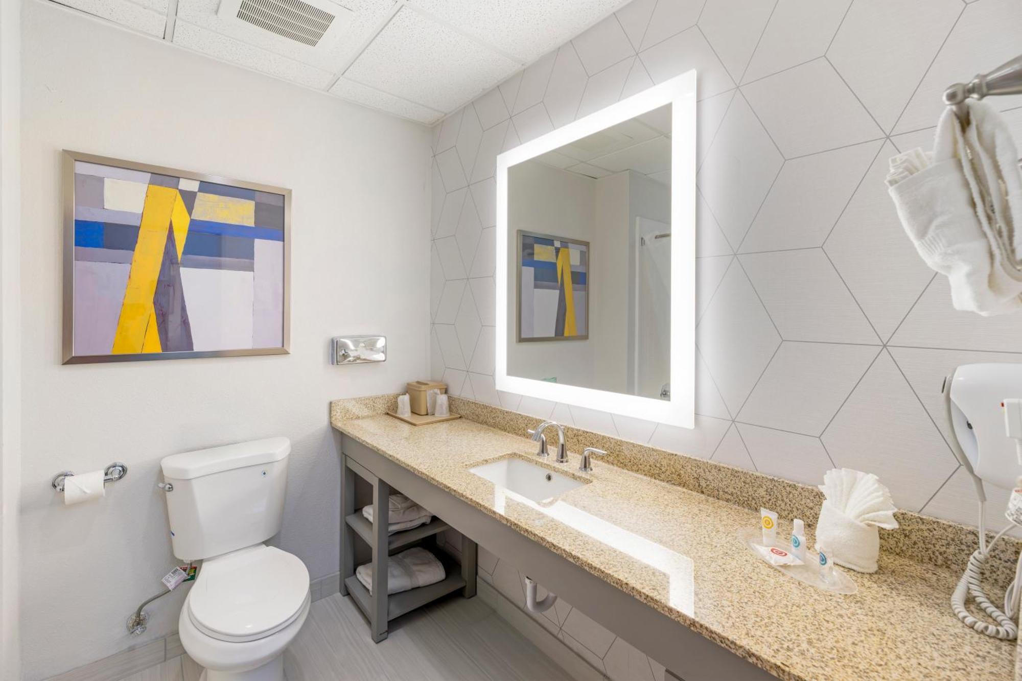 פקוס Comfort Suites מראה חיצוני תמונה