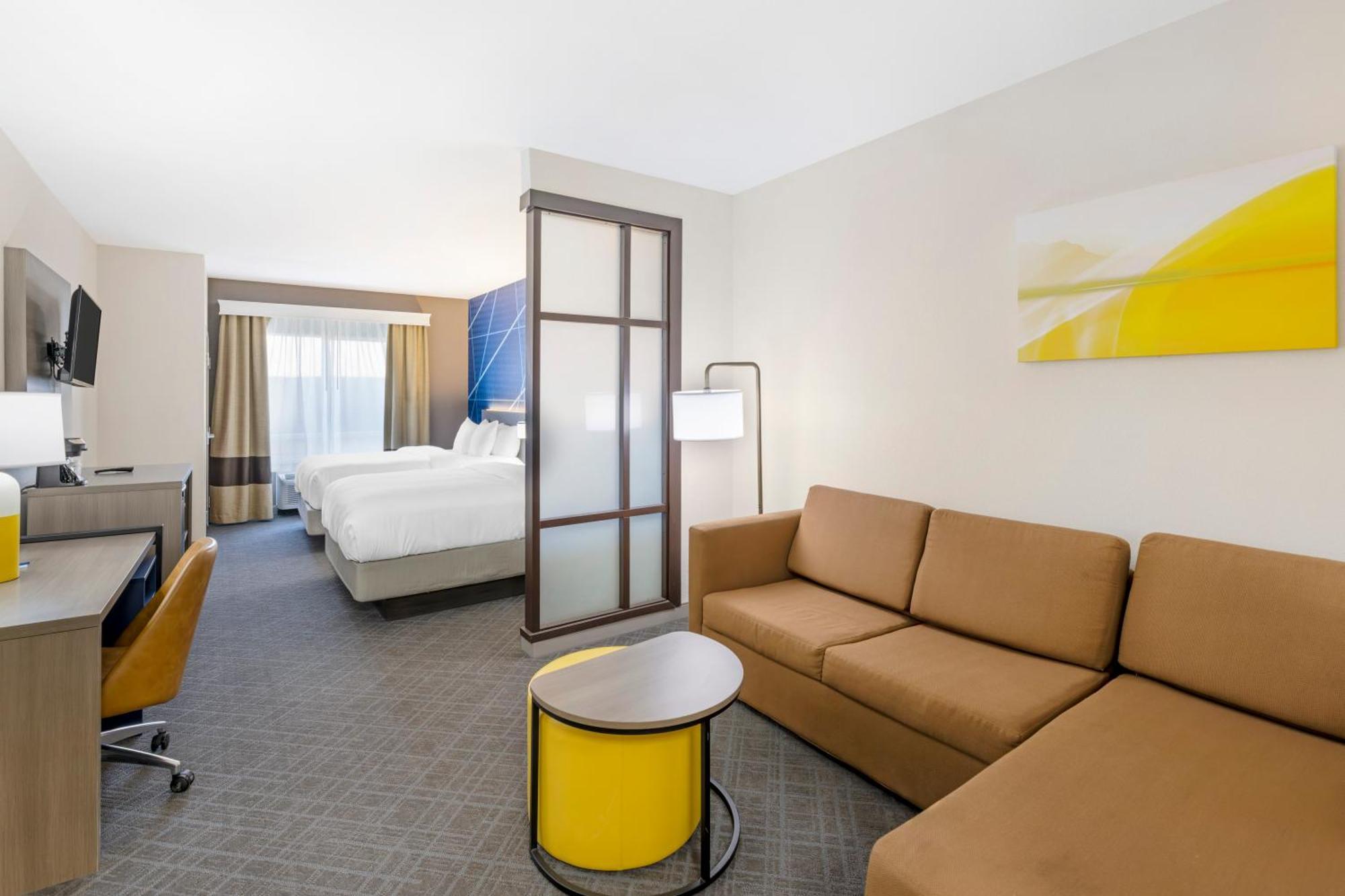 פקוס Comfort Suites מראה חיצוני תמונה