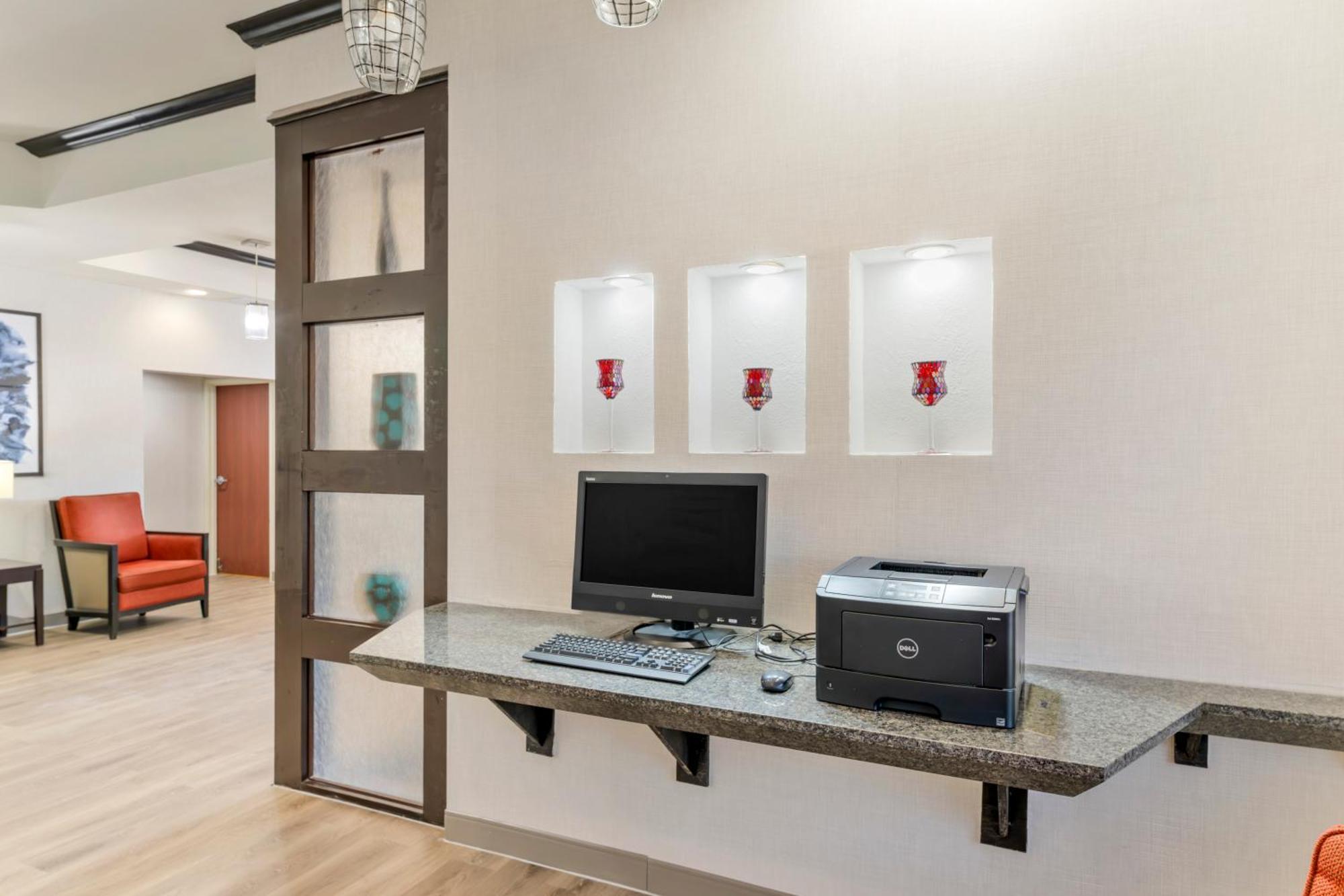 פקוס Comfort Suites מראה חיצוני תמונה
