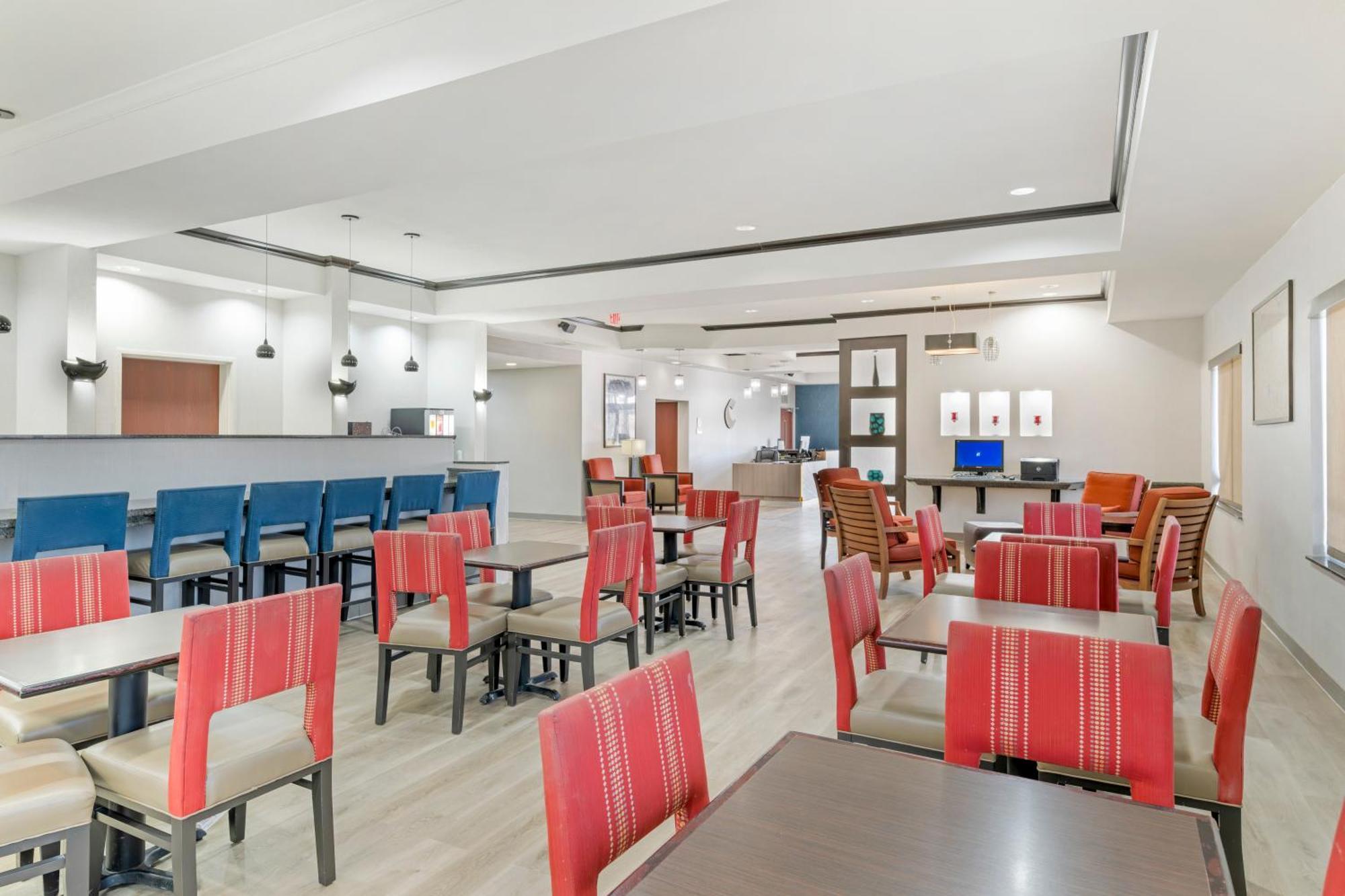 פקוס Comfort Suites מראה חיצוני תמונה