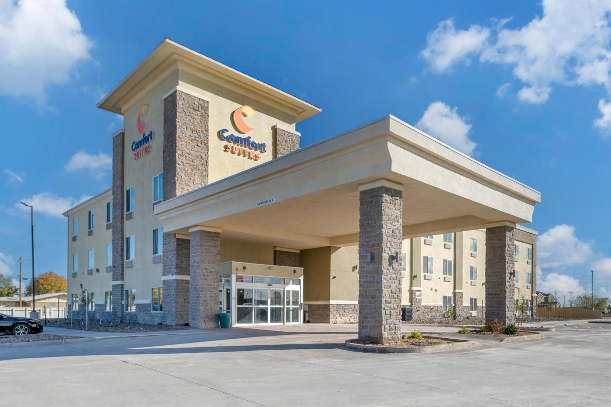 פקוס Comfort Suites מראה חיצוני תמונה
